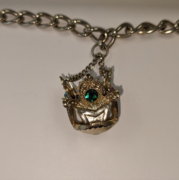 VTG SILVER TONE CROWN W/ RHINESTONES & FAUX PEARL DANGLE CHARM BRACELET - Picture 3 of 14